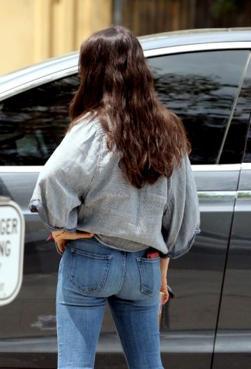 Mila Kunis – Sexy Ass In Jeans