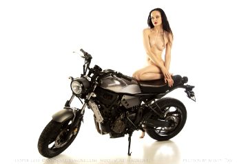 Nude-muse Anne – Motorbike
