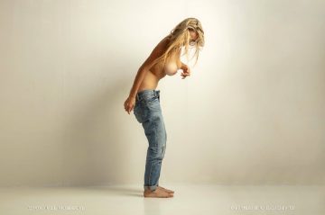 Nude-muse Lilly – In The Jeans