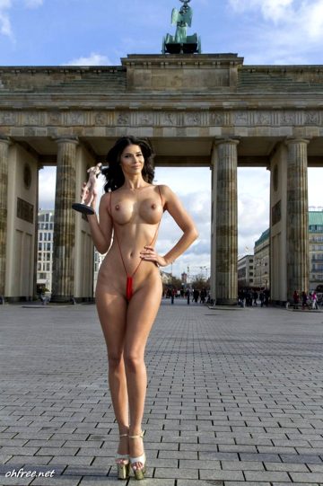 Ohfree Micaela Schaefer Topless With A Statue Of Herself