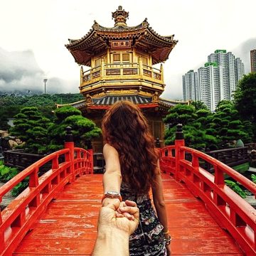 Photographer’s Girlfriend Leads Him Around The World