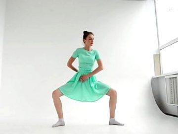Una ragazza fa esercizi mostrando il suo corpo bellissimo